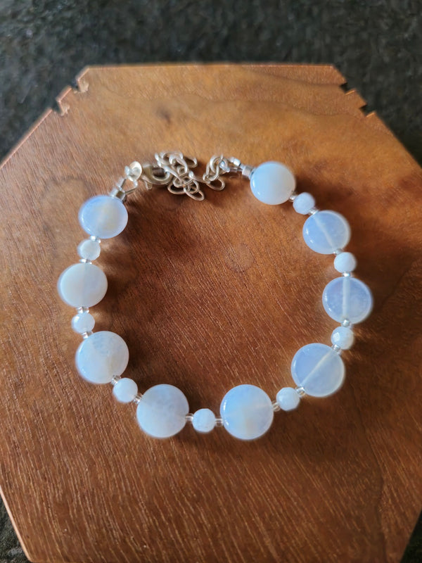 Blue Lace Agate Coin Bracelet: Freedom of Expression and Deep Peace